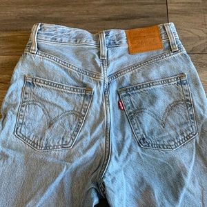 Levis High Loose Taper Jeans in 23